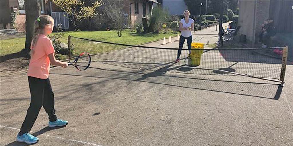 Von wegen locker - Dorstens Fußballer tun sich mit Platzöffnung schwer TC Deuten, Street-Tennis