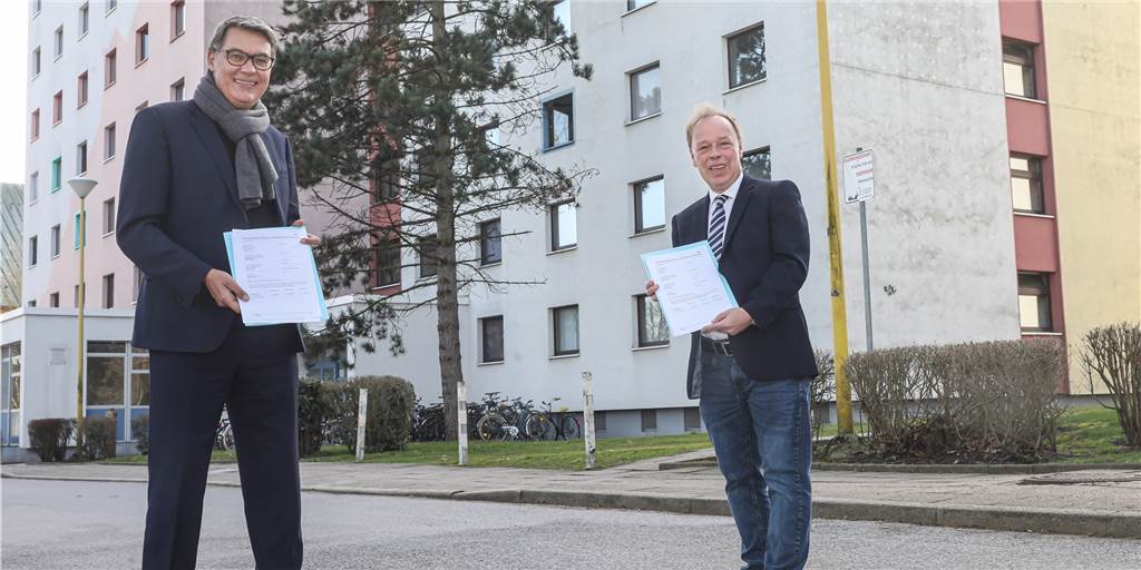 Millionen für Studierenden-Wohnheime - aber Sorgen um Wohnungsneubau Vor den Wohnheimen an der Baroper Straße übergab OB Thomas Westphal Förderbescheide an Studierendenwerk-Geschäftsführer Thomas Schlootz.