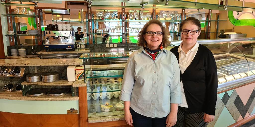 Eine Ära endet: Traditionsreiches Castroper Eiscafé schließt wegen Corona Lucia (links) und Patrizia Fiore schließen das Eiscafé Fiore am Busbahnhof in Castrop-Rauxel.