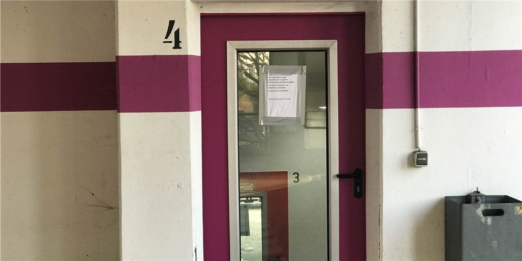 Treppenhaus im Lüner Parkhaus gesperrt: Problem stinkt zum Himmel Eine der Türen vom Treppenhaus ins Parkdeck. Abends bleiben sie inzwischen verschlossen.