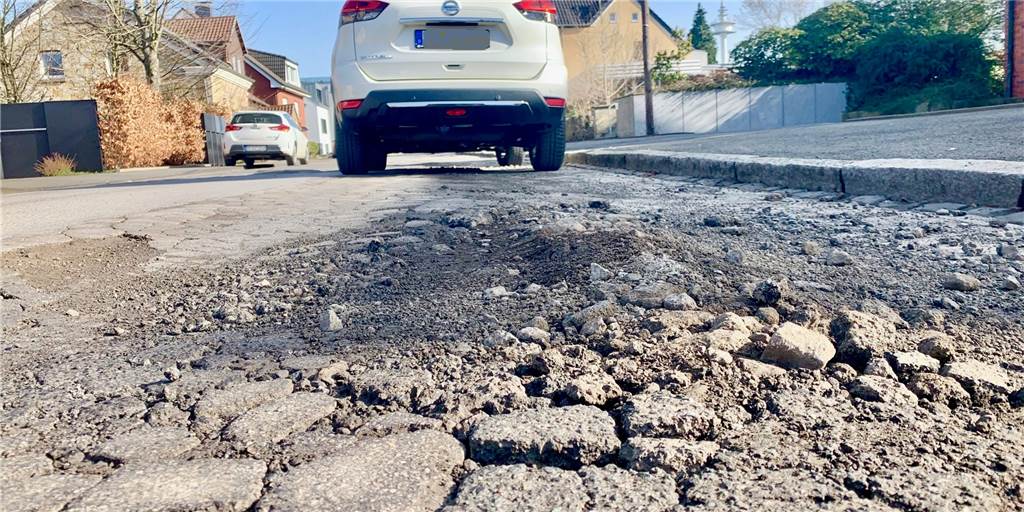 Frost sprengte die Fahrbahnen in Dortmund – eine Bilanz des Schreckens Kein Feldweg, sondern eine gewidmete Straße: Der Zustand der Obermarkstraße in der Berghofer Mark lässt eindeutig zu wünschen übrig.