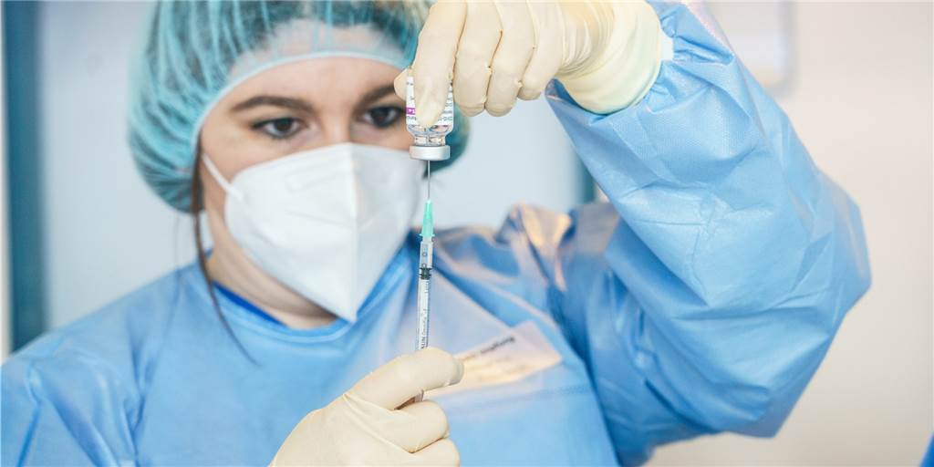 Impfbereitschaft bei AstraZeneca: Kreis liegt nicht im Trend Der Impfstoff von AstraZeneca wird im Impfzentrum für Rettungsdienste, mobile Pflegetams und Mitarbeiter aus Arztpraxen verwendet (Symbolbild).