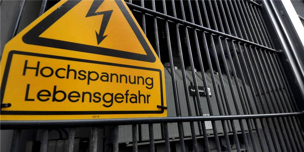 In dem Gebäude hinter den drei riesigen Haupt-Trafos der Stadt, wo 110.000 Volt ankommen, brach nach einem Schaltvorgang das Feuer aus.