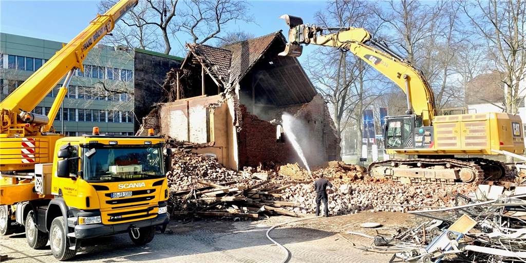 Reste eines alten Gutshofes verschwinden – dafür kommen 180 Parkplätze Der Giebel zur Marsbruchstraße war das Letzte, was von dem alten Stallgebäude übrig blieb.
