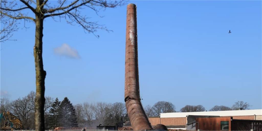 Mit Video und vielen Fotos: Schornstein der alten Spahn-Fabrik wurde gesprengt Am Freitagvormittag ist der Schornstein der Sitzmöbel Fabrik Spahn in Stadtlohn gefallen.