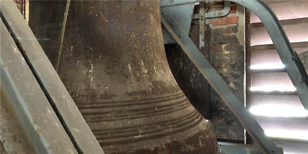 Ärger im Stadtteil: Ist Glockenläuten in Wohngebieten schön oder nervig? So sieht's im Glockenturm der evangelischen Kirche in Husen aus. Klingt die Glocke zu laut?