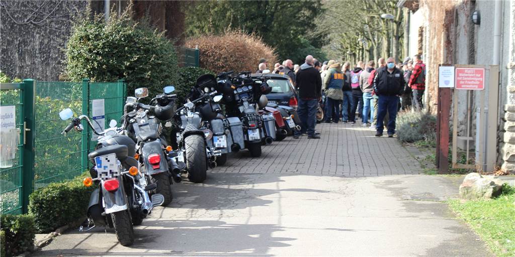 Bandido-Trauerfeier in Huckarde: Dutzende Rocker treffen sich auf Friedhof Motorräder der Bandidos-Rocker parken vor dem Eingang zum Friedhof in Dortmund-Huckarde.
