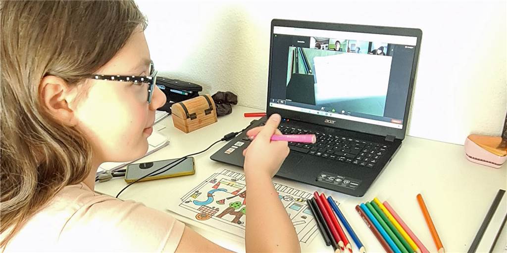 Genervt vom Homeschooling: „Wir würden lieber in der Schule sitzen“ Samantha Cibulski (13) im Homeschooling: Die Schülerin der Marga-Spiegel-Sekundarschule in Werne wäre deutlich lieber im Klassenzimmer.