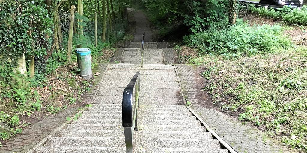 Am Schlossberg Cappenberg verbessert sich die Lage für zwei Zielgruppen Noch müssen Radfahrer ihre Räder den Schlossberg runter oder hoch schieben. Das ändert sich bald.