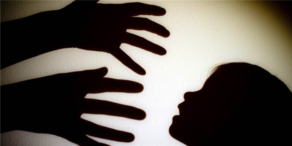 Familie der Opfer bedroht mögliche weitere Belastungszeugen Ein 51-jähriger Südllohner, der sich selbst als „Wunderheiler“ bezeichnet, muss sich wegen sexuellen Missbrauchs von Kindern und Jugendlichen vor Gericht veranworten.