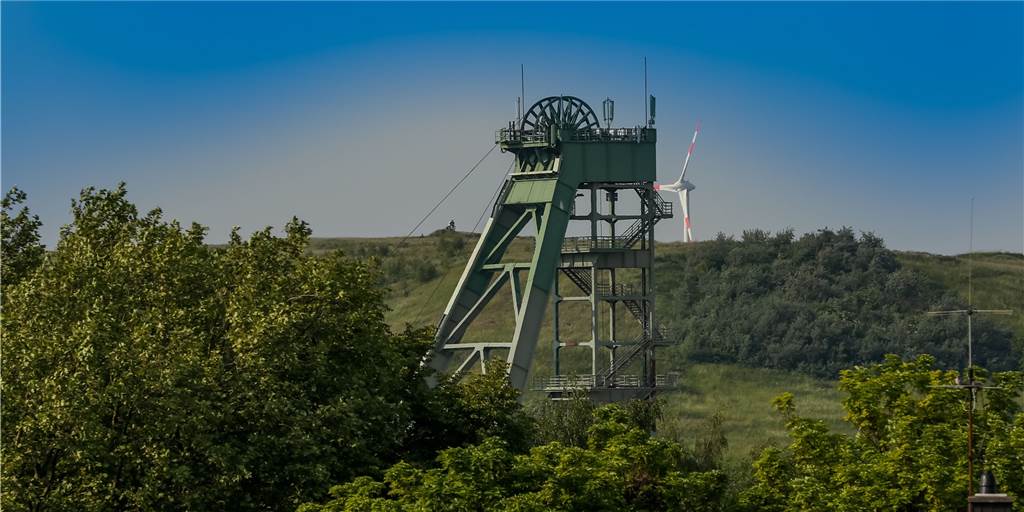 Der Deusenberg (im Hintergrund, vorne: der Förderturm der Zeche Hansa in Huckarde) ist einer der weniger bekannten Ausflugsziele in Dortmund.
