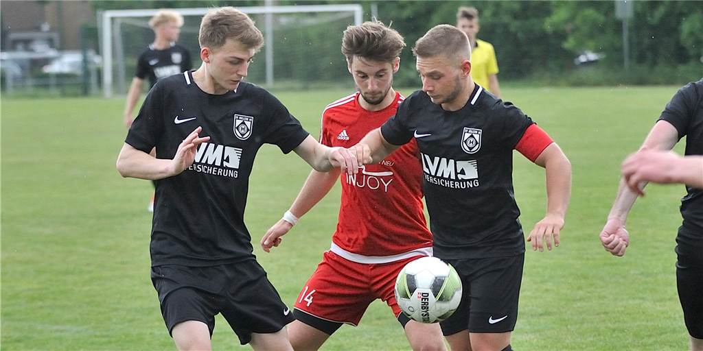 Meyer wechselt innerhalb Halterns - er kommt als Wunschspieler des Trainers Chris Meyer (r.), hier noch im Trikot des SV Hullern, verlässt Concordia Flaesheim im Sommer.