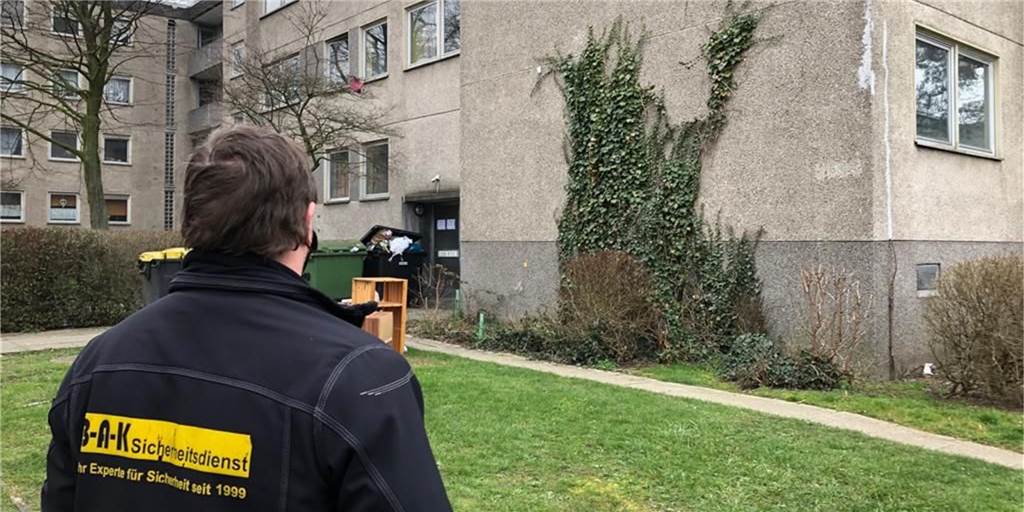 Ständiges Ein- und Ausgehen im Holtkamp-Hochhaus: Sorge um Quarantäne-Verstöße In der Straße Holtkamp kam es in einem Wohnhaus zu einem Corona-Ausbruch. Der Kreis Unna hat das Haus unter Quarantäne gestellt. Einige Anwohner sorgen sich, ob die Isolation wirklich eingehalten wird.