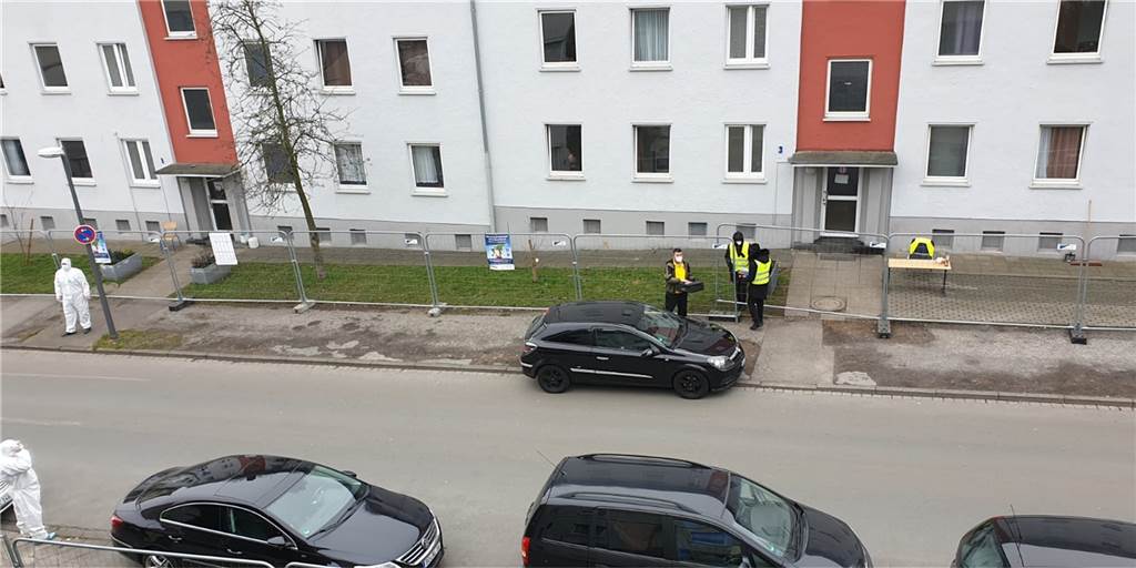Irakischer Flüchtling aus Quarantäne-Haus: Es ist wie im Gefängnis Der Blick von Mohammed Al Mayyah auf die Harkortstraße. Das Gebäude, in dem er wohnt, ist ebenso wie das gegenüber von einem Zaun umgeben und wird bewacht.