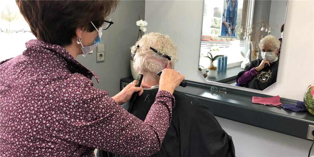 Annegret Sengers Terminkalender im Friseur-Salon Creativ-Team Senger ist gut gefüllt. "Wir haben unsere Kunden und unsere Arbeit vermisst", sagt sie.
