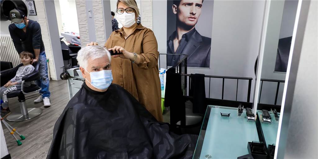 Große Erleichterung: Kirchhellener Friseure haben volle Terminbücher Nach der Corona-bedingten Schließung der Friseure im Dezember freute sich Reinhold Simonek, dass Nejla Grürez ihm am Montag endlich wieder die Haare schneiden durfte.