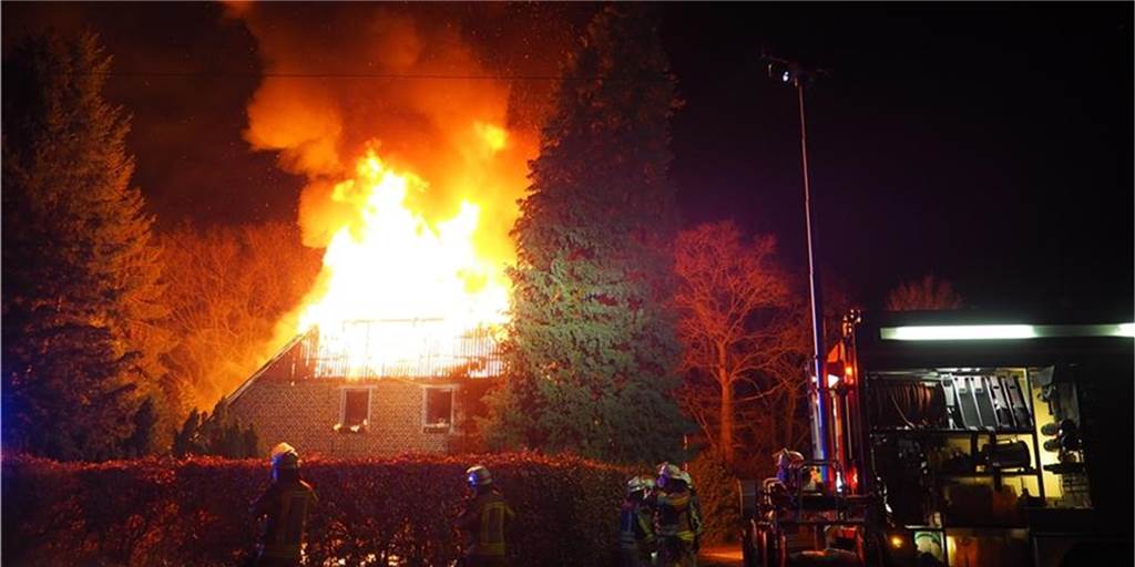 Mit Video: 97-Jähriger soll Feuer in Wohnhaus gelegt haben – zwei Tote Das Haus zwischen Gemenwirthe und Borkenwirthe ist in der Nacht auf Dienstag völlig ausgebrannt. Zwei Menschen kamen in den Flammen ums Leben. Ein 97-Jähriger, der noch vermisst wird, soll den Brand gelegt haben.