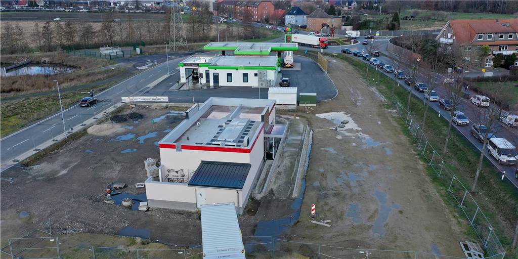 Die HEM-Tankstelle nebenan ist schon längst eröffnet.