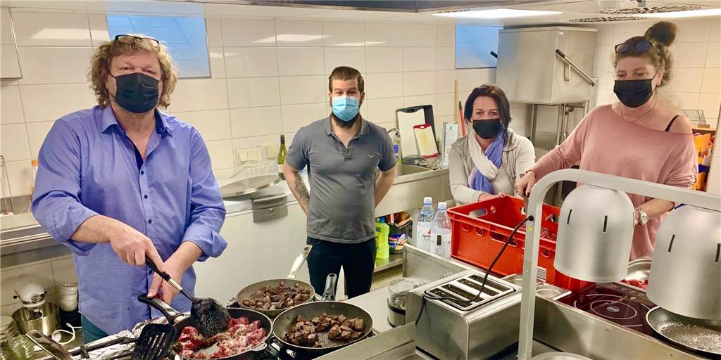 Schloss-Küche bleibt trotz Corona geöffnet: Buntes Team kocht für Obdachlose Immer mittwochs wird in der Schlossküche im Dortmunder Süden kräftig gebrutzelt.