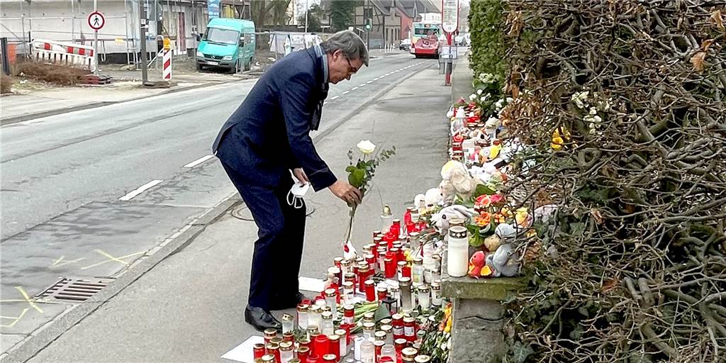 Tragischer Unfall bewegt die ganze Stadt: „Gedanken gehören den Eltern“ Dortmunds Oberbürgermeister Thomas Westphal legte eine Blume am Unfallort nieder.
