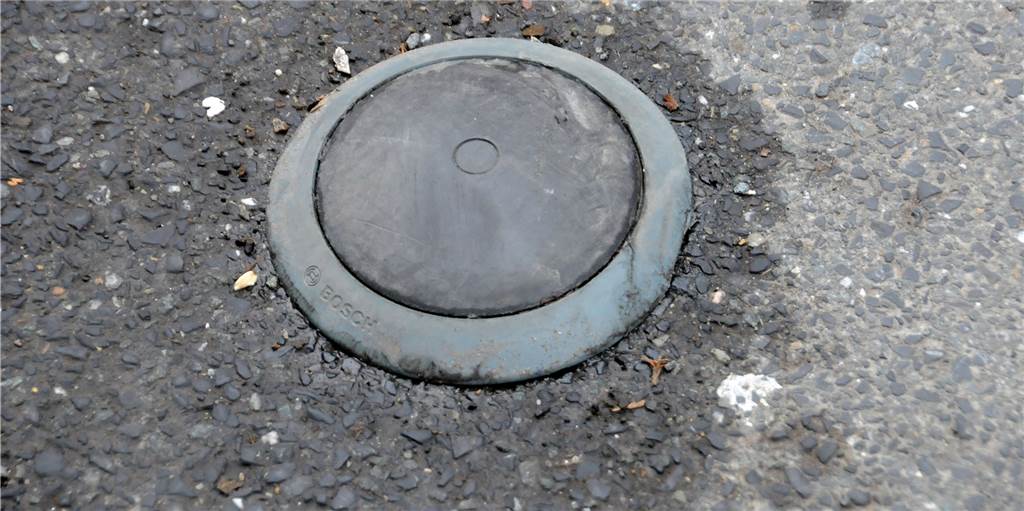 Mysteriöse Deckel auf der Hagener Straße: Sollen sie Parker vertreiben? Mysteriöse Deckelchen sind auf der Hagener Straße zwischen der Spielhalle am Markt und der St.-Viktor-Apotheke parallel zum Bordstein aufgebracht worden. Auf dem Teilstück darf man nicht parken.