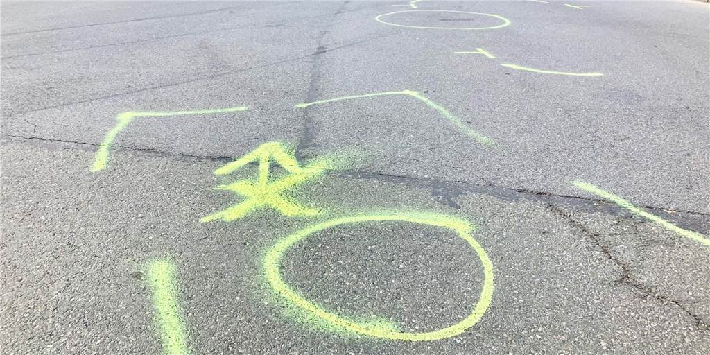 Radfahrerin lebensgefährlich verletzt: Unfall in Dortmund wirft Fragen auf Gut zu erkennen sind die Markierungen der Polizei auf der Schwerter Straße.
