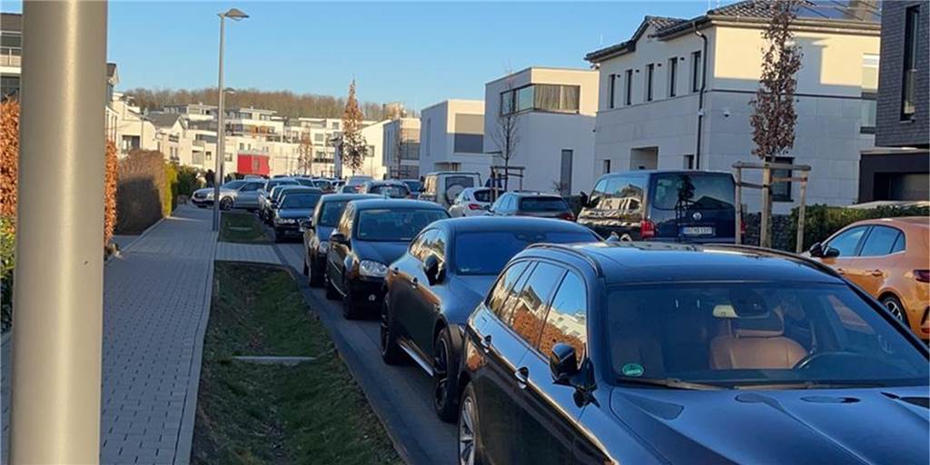 Phoenix-See: Anwohner sind von See-Tourismus genervt und fordern Hilfe Dicht an dicht stehen die Autos in der Straße An den Emscherauen am Phoenix-See.