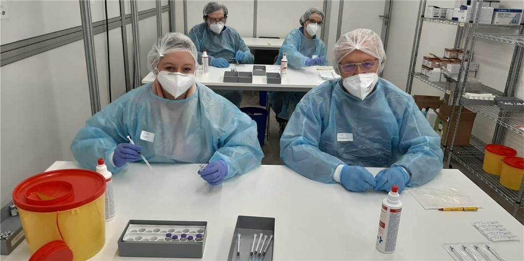 AstraZeneca begehrt: Impfzentrum Recklinghausen öffnet nun alle Impfstraßen Apotheker und PTA mischen die Impfstoffe von AstraZeneca und Biontech im Impfzentrum und ziehen die Spritzen für die Ärzte auf, die dann die Impfungen verabreichen.