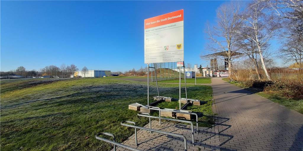 Skaten, biken und ein Parkour mit Aussicht: Anpfiff für Sportpark-Projekt Noch ist auf dem Gelände an der Deutsch-Luxemburger Straße nicht mehr von den Plänen zu sehen, als das Bauschild.