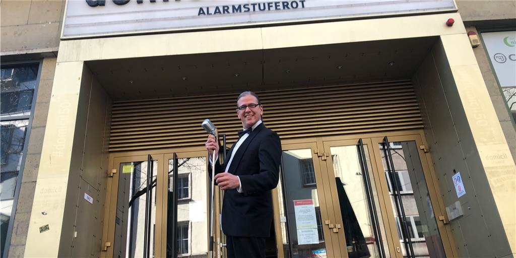 Konzerte trotz Lockdown: Ein Dortmunder Club macht vor, wie das geht Der Musiker Mel Maroon vor dem Dortmunder Jazzclub Domicil.
