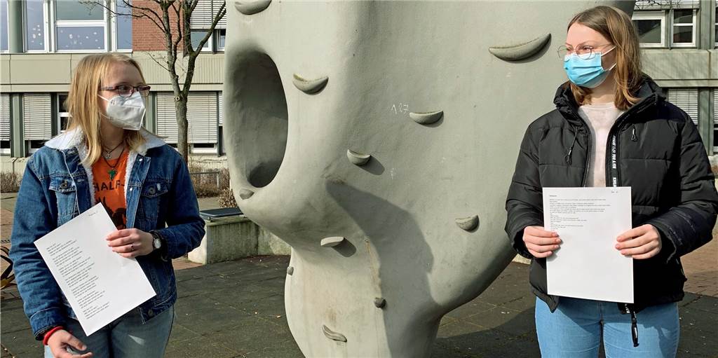 Virus lässt die Verse fließen: Schüler öffnen ihr lyrisches Ich Franziska Erbe und Mia Hellmann (r.) haben wie ihre Mitschüler im Deutschkurs der EF-Stufe des Petrinum beachtliche Lyrik zum Coronajahr zu Papier gebracht.