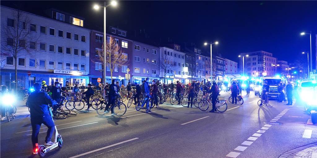 „Querdenker“-Autokorso: Wieso die Polizei hart gegen Fahrradfahrer vorging „Querdenker“-Autokorso: Wieso die Polizei hart gegen Fahrradfahrer vorging