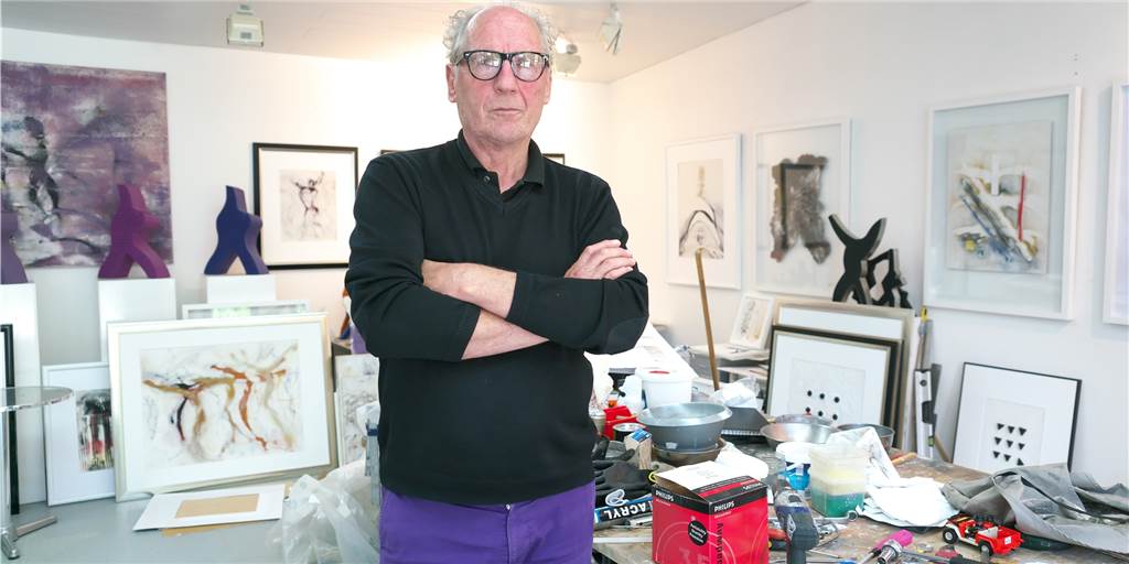 Ulrich Schriewer: „Wenn ich im Urlaub bin, packt mich das Heimweh“ Der Halterner Künstler Ulrich Schriewer in seinem Atelier. Sein Markenzeichen ist die Arbeit mit Halterner Sanden.