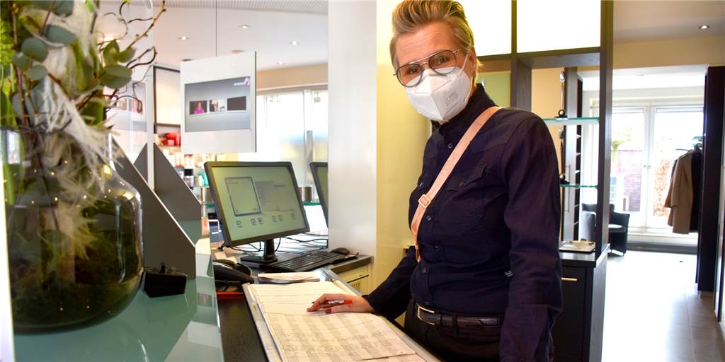 Friseure sind überglücklich über den Neustart nach dem Lockdown Anne Honekamp mit dem Terminbuch für die kommenden Wochen. Eine Lücke ist da so gut wie nicht mehr zu finden.
