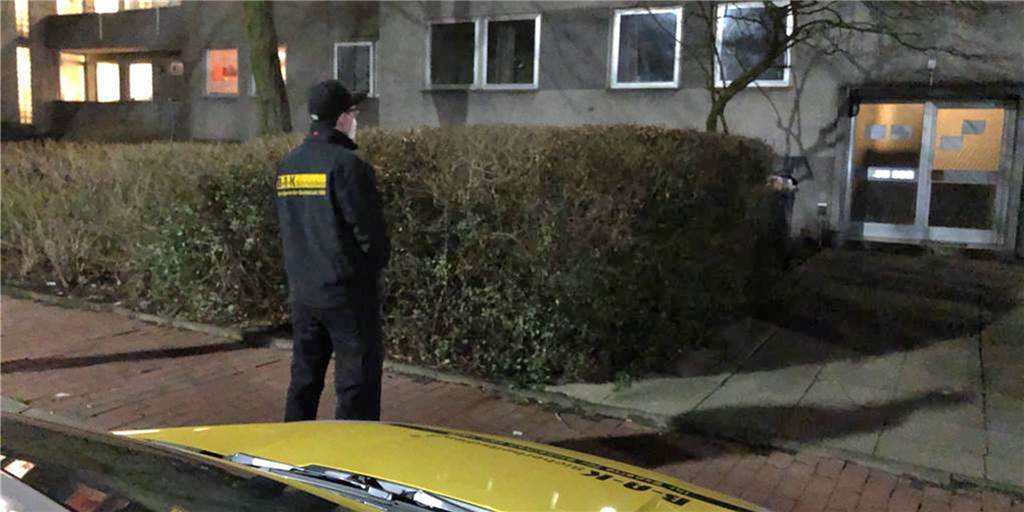 „Das hätte überall stattfinden können“: Quarantäne nicht Auslöser für Bedrohung mit Messer In dem unter Quarantäne gestellten Hochhaus im Holtkamp in Werne kam es zu einem Streit, der mit einer Bedrohung mit einem Messer und dem Einsatz eines Spezialeinsatzkommandos endetet. Die Quarantäne-Situation sei nicht Auslöser für den Streit gewesen, so die Polizei.