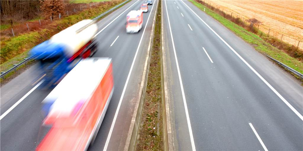 Mordkommission: Unbekannte schießen bei Ahaus auf Autos auf der Autobahn Zwischen den A31-Anschlussstellen Heek/Ahaus und Legden/Ahaus haben Unbekannte am Mittwochnachmittag offenbar auf Autos geschossen. Verletzt wurde niemand. Die Polizei hat eine Mordkommission eingerichtet und ermittelt wegen versuchten Mordes.