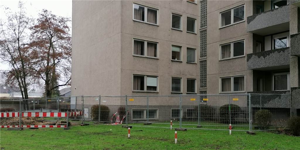 Corona im Holtkamp: Aus dem Fenster geflohener Mann stand gar nicht unter Quarantäne An der hinteren Seite des Hauses am Holtkamp in Werne steht nun ein Bauzaun. Der Mann, der am Mittwoch aus dem Gebäude geflohen ist, stand selbst gar nicht unter Quarantäne.