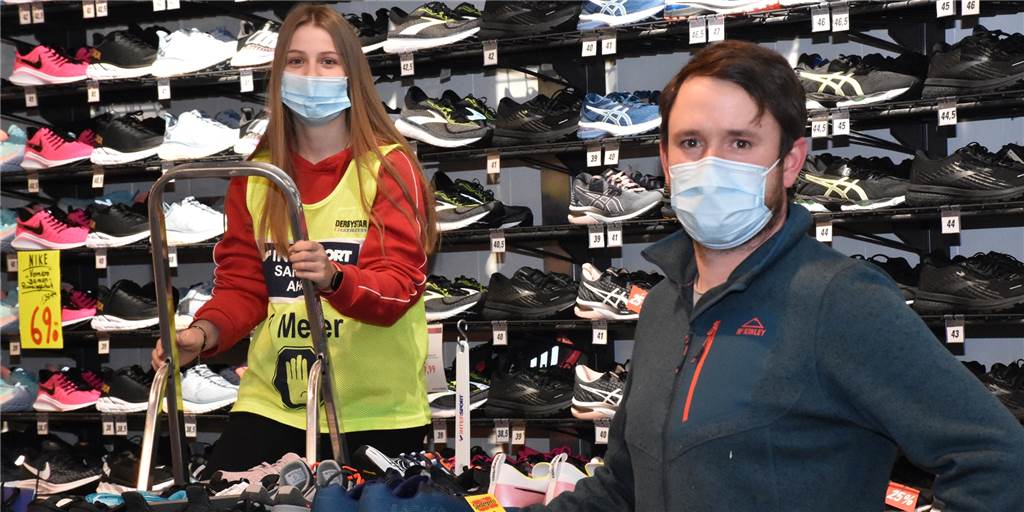 Gute Stimmung bei Einzelhändlern nach MPK: „Ich freu mich wie Bolle“ Carla Finnah und Tim Hegmann, Mitarbeiter von Intersport Sandberg in Ahaus, freuen sich, dass es ab Montag wieder losgeht.