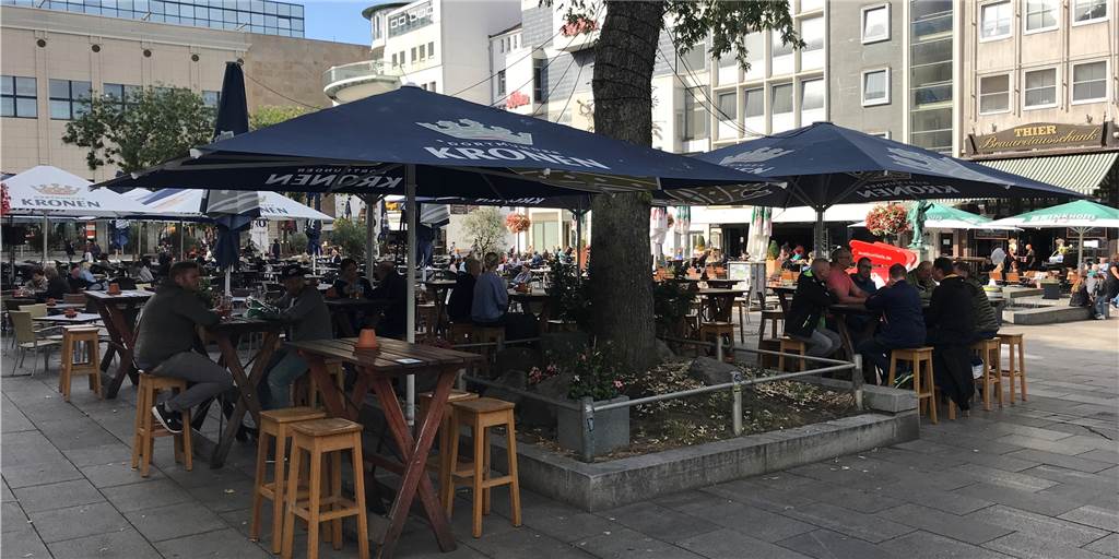 Neue Corona-Regeln: Erste Gastronomen denken über Wiedereröffnung nach Der Außenbereich des Wenkers ist auf dem Alten Markt frei zugänglich. Der Betriebsleiter geht davon aus, dass ein kleiner Zaun bald nötig wird.