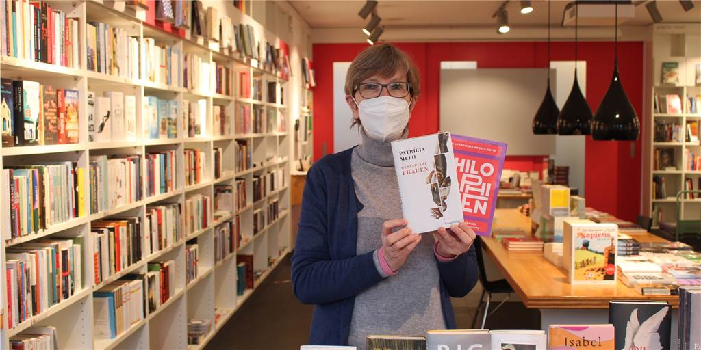 Reaktionen auf Kultur-Beschlüsse: Buchhändler überrascht, Theater wollen später öffnen Birgit Lange-Grieving, Inhaberin von „transfer. bücher, medien“, freut sich auf den Start am 8. März.