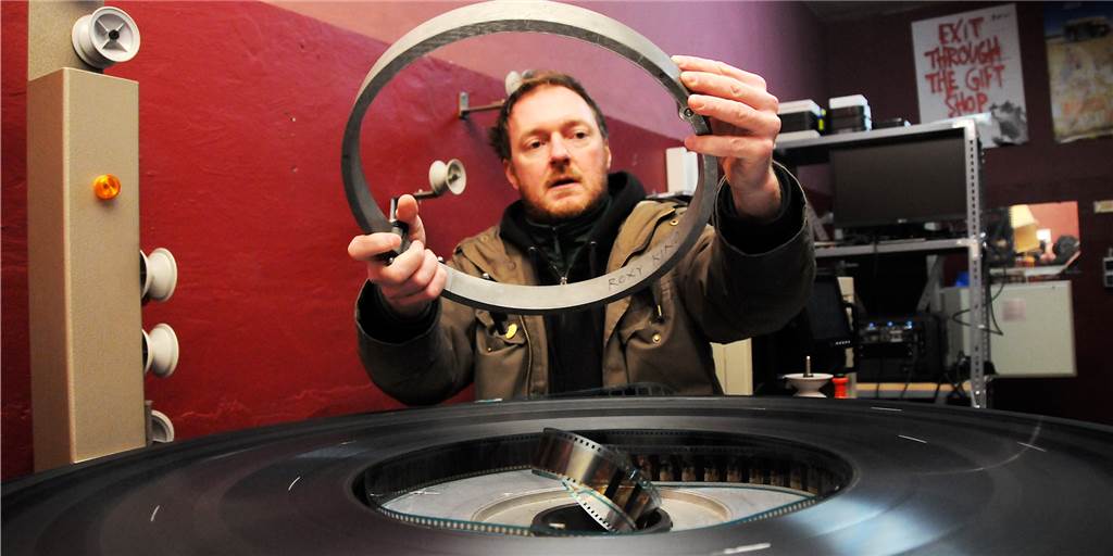 Öffnungs-Auflagen für Kinos und Theater „nur auf dem Papier machbar“ Holga Rosen im Vorführraum des Roxy-Kinos. Er ist skeptisch, ob die Lockdown-Lockerungen für die Kinos und Kulturbetriebe umsetzbar sein werden.