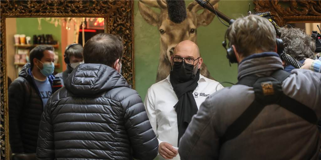 Nachts geöffnet: Friseur aus Dortmund schafft es zu CNN und New York Times Großes Medieninteresse: Auch mehreren Fernsehteams musste Marco Trapani seine Geschichte erzählen.