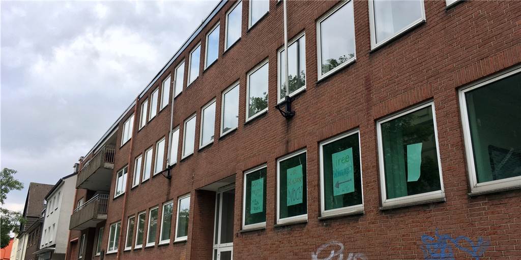 Wohnen in der alten Polizeiwache: Wohnprojekt sucht noch Mitstreiter Die Polizei ist 2014 in die neue Wache am Phoenix-See gezogen. Vorübergehend waren Flüchtlinge im alten „Revier“ untergebracht.