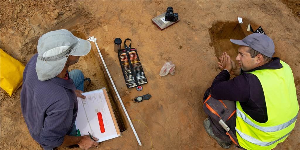 Nach Ausgrabungen in Legden: Analyse von rund 30 Urnengräbern läuft Die Archäologen rückten im Sommer 2020 aus und entdeckten damals unter anderem rund 30 Urnengräber.