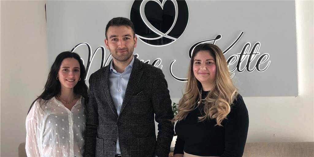 „Meine Kette“ aus Castrop setzt Influencerinnen ein, um Frauen zu helfen Geschäftsführer Selman Cakirci und die beiden Mitarbeiterinnen aus dem Marketing Valentina Fioriglio (r.) und Julia Kelch starten eine Kampagne, mit denen sie Frauenhäuser unterstützen wollen.