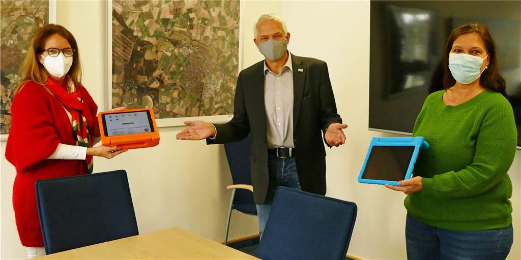 Eltern sagen: Gesamtschule technisch top, Grundschule mit Nachholbedarf Insgesamt erhält die Wieschhofschule bis zum kommenden Schuljahr über 225 iPads und damit eine 2:1-Ausstattung. Zwei Kinder teilen sich an der Grundschule ein iPad. In einem ersten Schritt wurden der Schulleitung - Petra Deuker (r.) und Konrektorin Silke Pangalos - die iPads für die Lehrer übergeben.