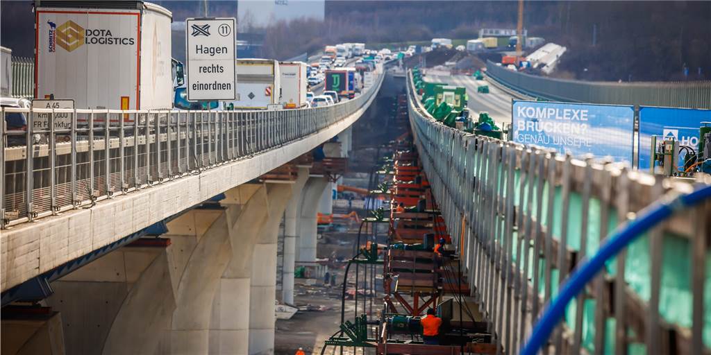 Spektakuläre Bilder und Videos: Eine 1000 Meter lange Brücke geht auf die Reise Spektakuläre Bilder und Videos: Eine 1000 Meter lange Brücke geht auf die Reise