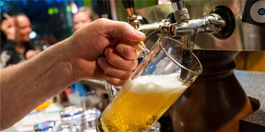 Foto-Quiz: Erkennen Sie nach langem Lockdown noch diese Dortmunder Tresen? In den meisten Dortmunder Kneipen sind die Zapfanlagen seit vier Monaten trocken. Nur an wenigen Stellen gibt es zum Beispiel Fensterverkauf.