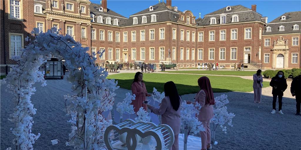 Zwangspause beim Film-Dreh in Nordkirchen: Hochzeit bremst Lady Di Zwangspause beim Film-Dreh in Nordkirchen: Hochzeit bremst Lady Di