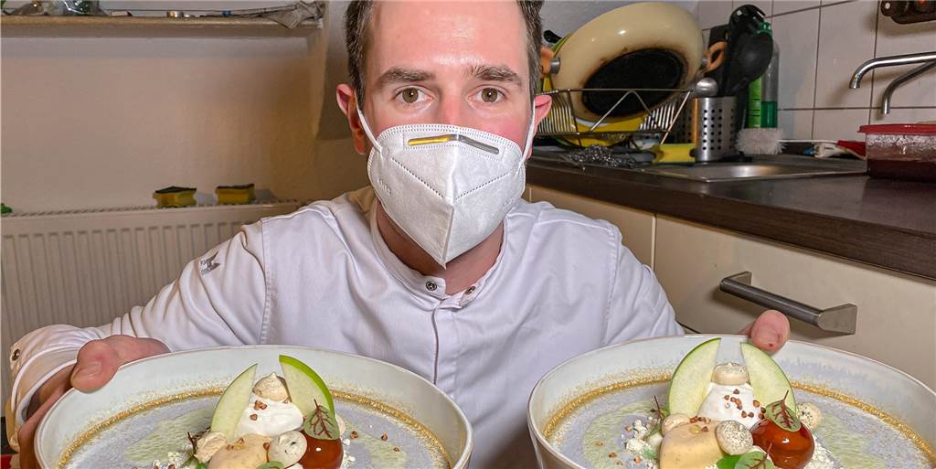 Mietkoch-Test: Vegetarisches Menü überzeugt mit viel Originalität Mietkoch Florian Schmidt präsentiert sein Dessert: Eine Kugel Vanilleeis mit Apfel, kleinen Limonen-Baiser-Stücken, Ayran-Schaum, Cheesecake-Creme, etwas Hafercrunch, einer Apfel-Sphäre und einem weißen Schokoladencrumble. Dazu wurde Buttermilch mit Mandel- und Kerbelöl serviert.